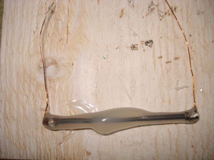Fil de cuivre avec une mine Ø 2 mm et isolation au pistolet à colle.JPG