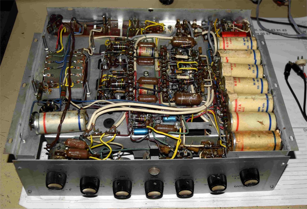 Le câblage est propre sur cette section mais très dense. A droite la série des capas de filtrage des différents étages qui seront remplacées rapidement.