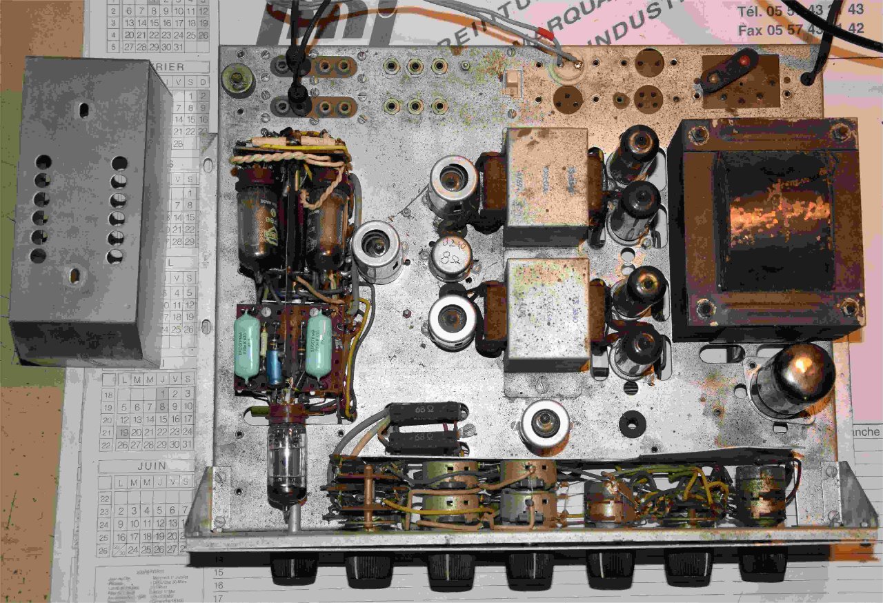 Vue de dessus de l'ampli. A gauche du châssis la section RIAA et preampli suiveur normalement blindée par la tôle démontée de gauche