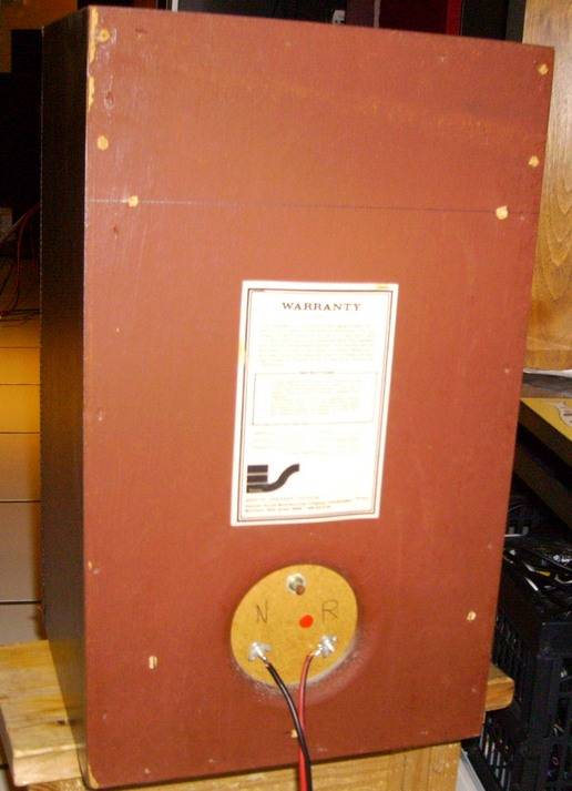 l'étiquette n'est pas lisible sur la photo mais il n'y a aucune mention de modèle ni de date ; on voit le bouton du potentiomètre au dessus du bornier
