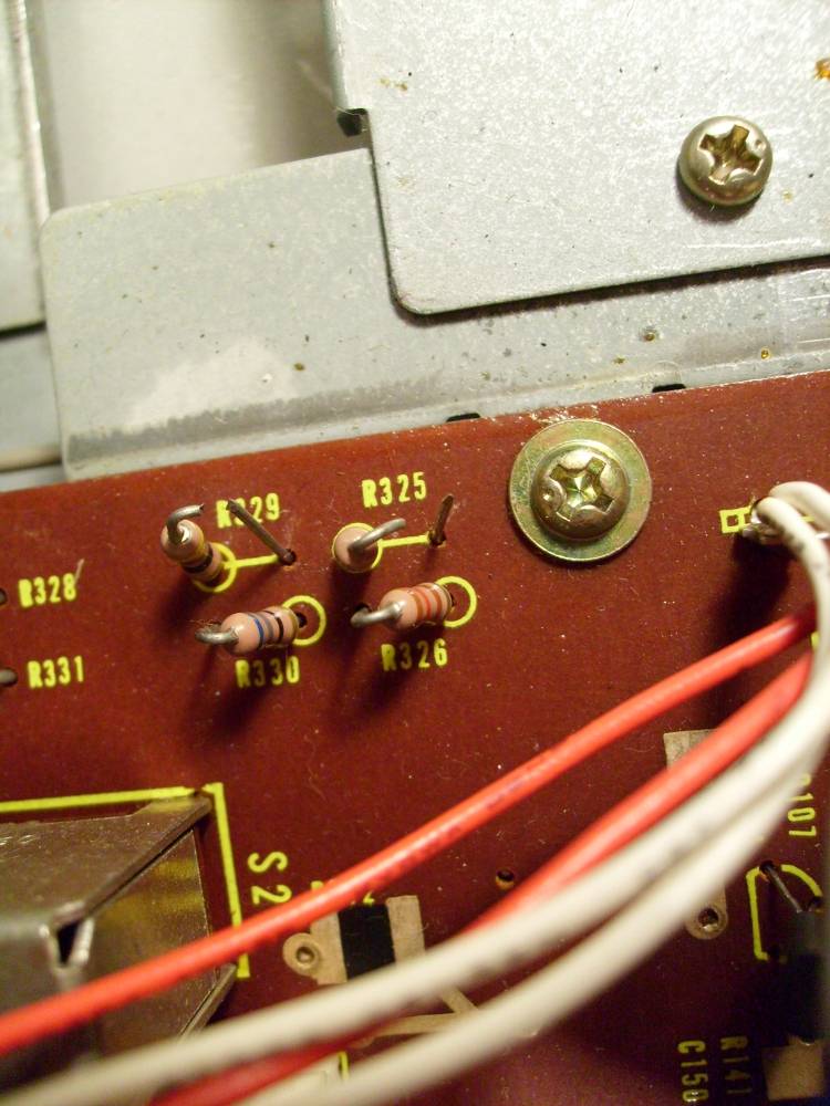 Du coup je jette un œil et je vois ça ...<br />Normal pas normal???<br />Et puis surtout le fusible de là où ça a cramé n'était pas le bon.... d'où l'incendie...