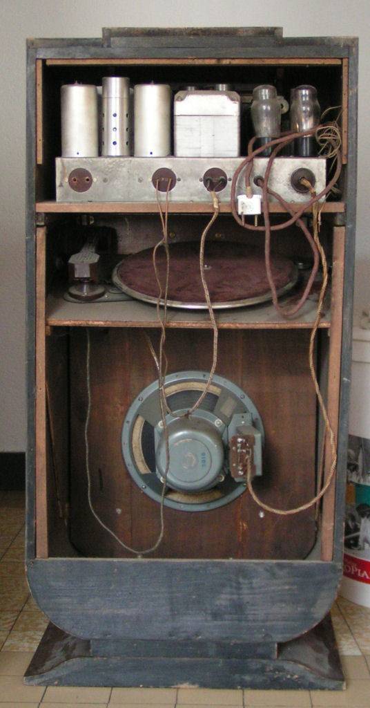 Le tourne-disques n'est qu'en 78 tours. La cellule est magnétique avec la pointe acier de gramophone