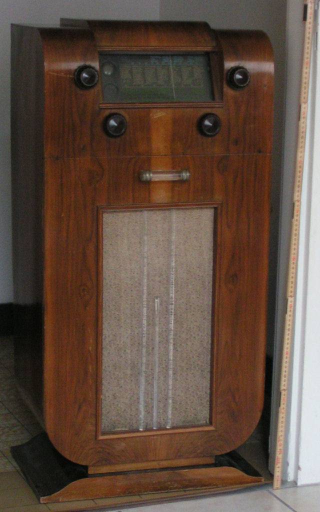 La console fait un mètre.