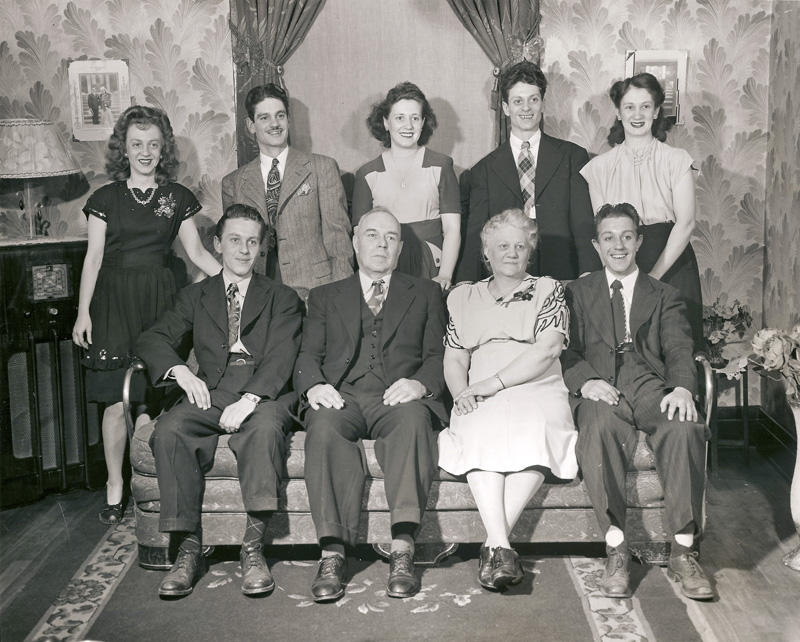 Mon père est assis à la droite de son père. (c. 1942)