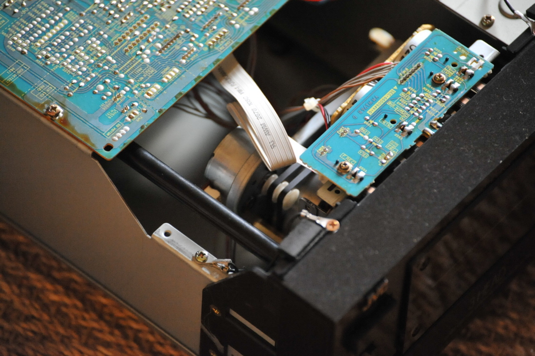 Ici le moteur des cabestans avec ses deux courroies.