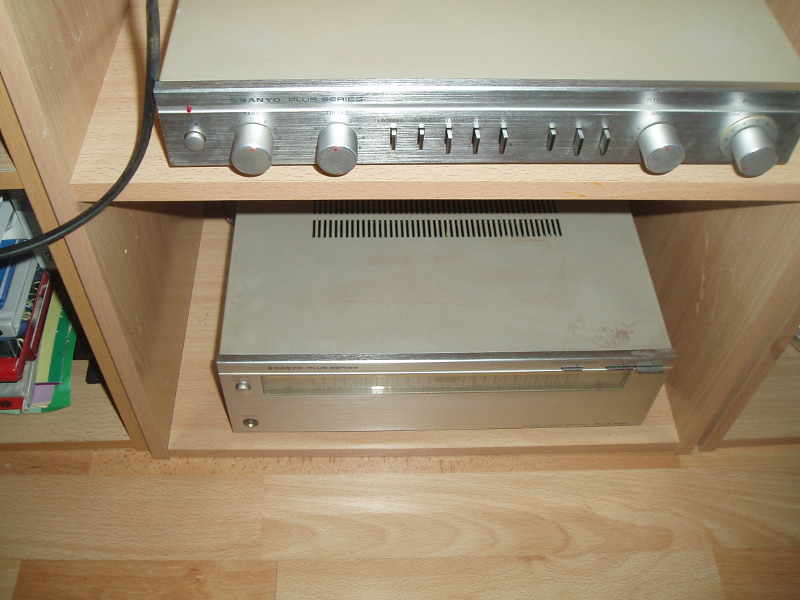 Dans son meuble, au dessus du P20