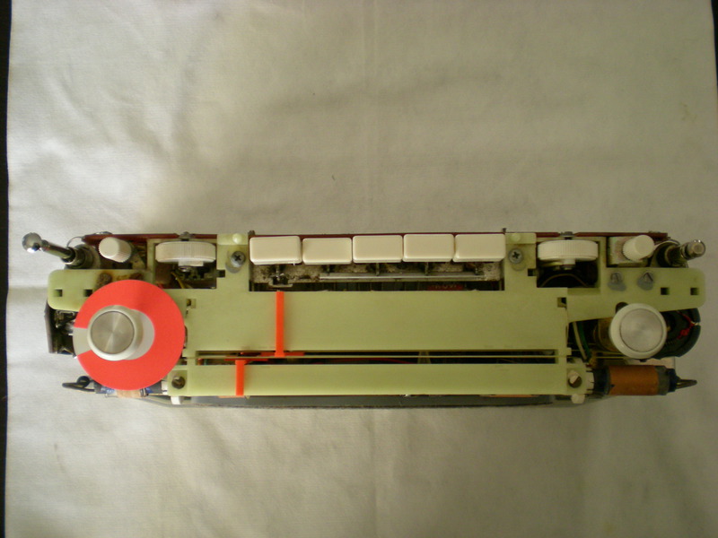 LE FOND DE L'AFFICHEUR (EN VERT TRÉS PÂLE ) EST PHOSPHORESCENT .