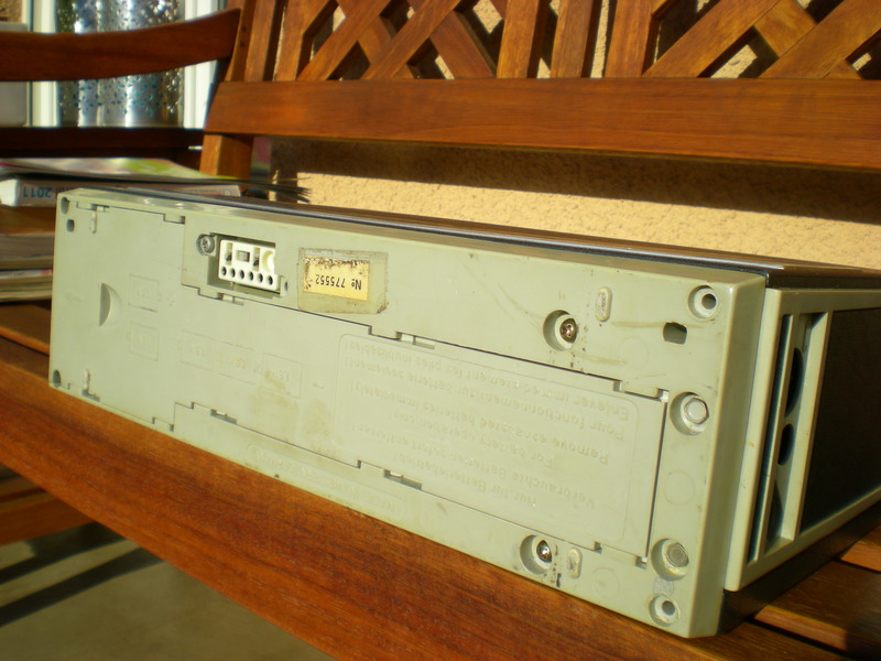 PRISE DE BRANCHEMENT ALIMENTATION  EN AUTORADIO .