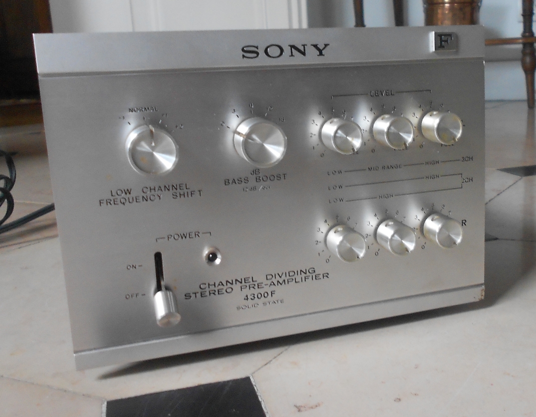 j'ai de la chance, mon exemplaire est plutôt propre et porte beau ces peut-être 40 ans.