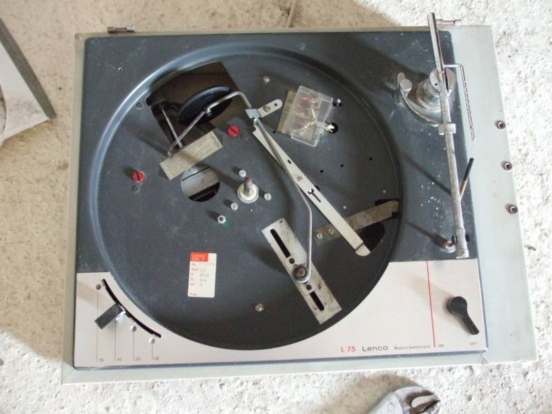 c quand même mieux sans la poussière :)<br />le bras à du jeux mais il me semble juste desserré, je serais obligé de faire un voile de peinture dessus après l'avoir poncé, la couche de chrome s'écaille.
