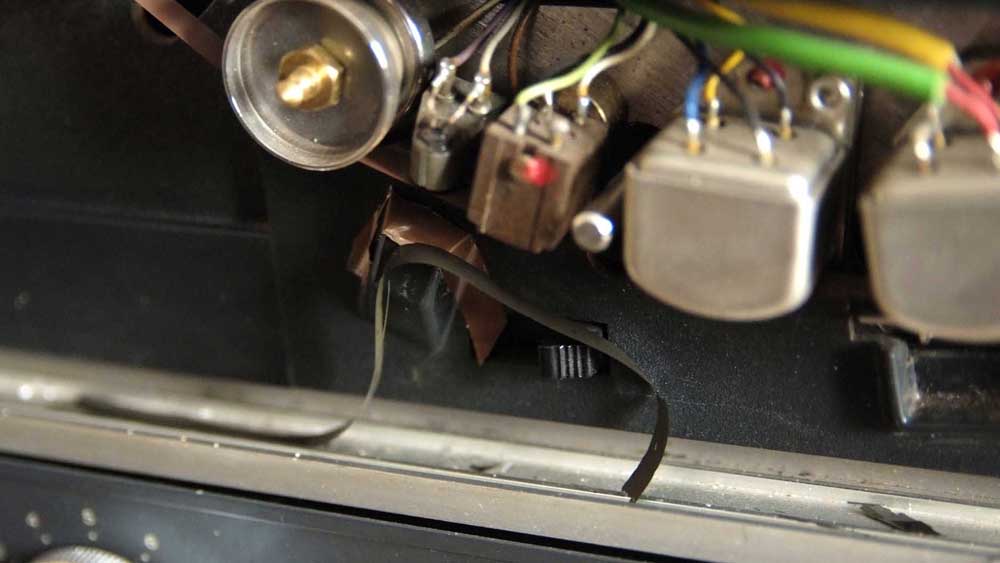 le petit bout de bande marron collé sur la cellule du B77 sert à diminuer sa sensibilité, sinon le transport stoppe à la moindre transparence, et même certaines bandes sans dorsale noire ne peuvent être lues