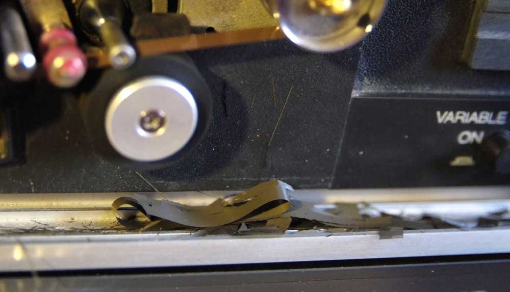 Il restait néanmoins assez de notes sur la bande pour que mon folkeux de voisin puisse relever la mélodie..<br />Un petit coup d'aspirateur et on n'en parle plus