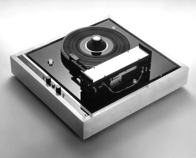 Platine Goldmund Studio équipée du bras tangentiel Goldmund T3 à asservissement électronique.