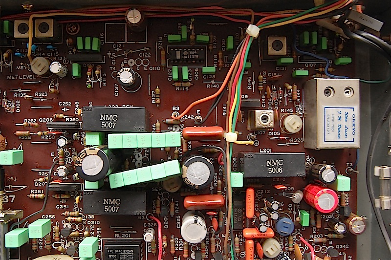 On peut voir le fusible installé dans la partie inférieur à droite