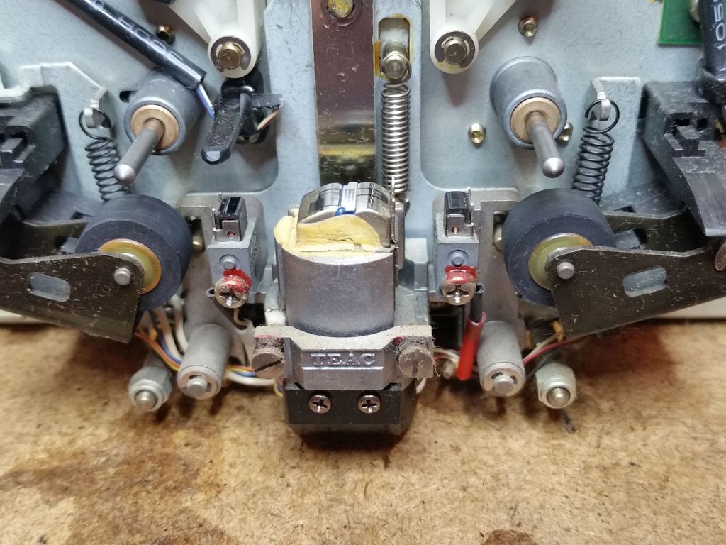 Le bloc des têtes avec les 2 têtes d'effacement et la cellule infrarouge d'inversion de direction au dessus de celle de gauche