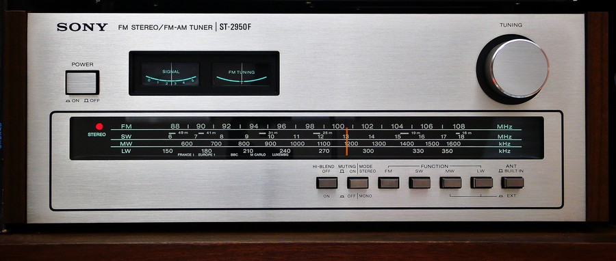 Tuner Sony ST-2950 F, vu de face, sous tension.