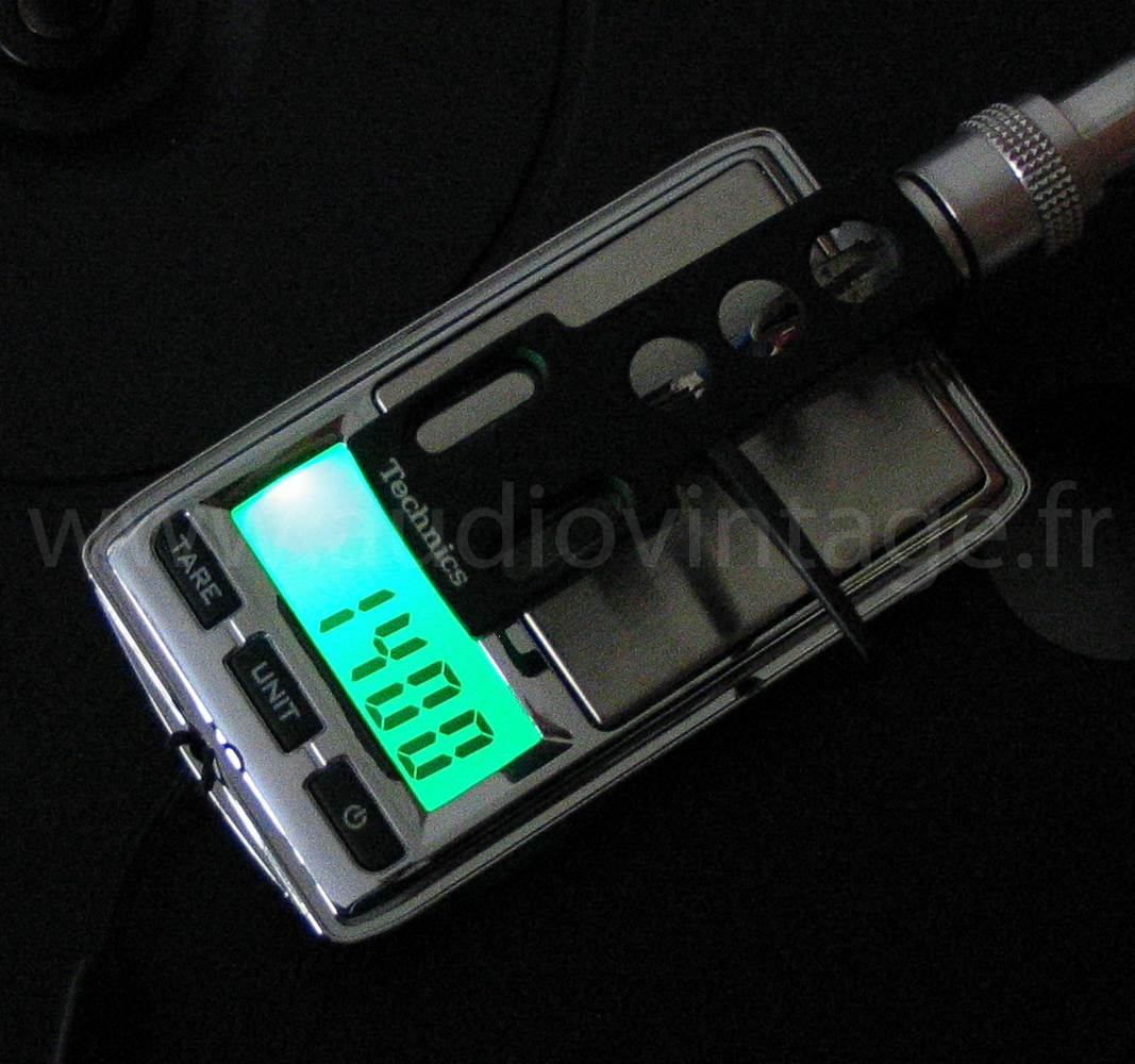 porte-cellule fixé sur le bras, appui sur la balance au niveau des 4 petites fils conducteurs