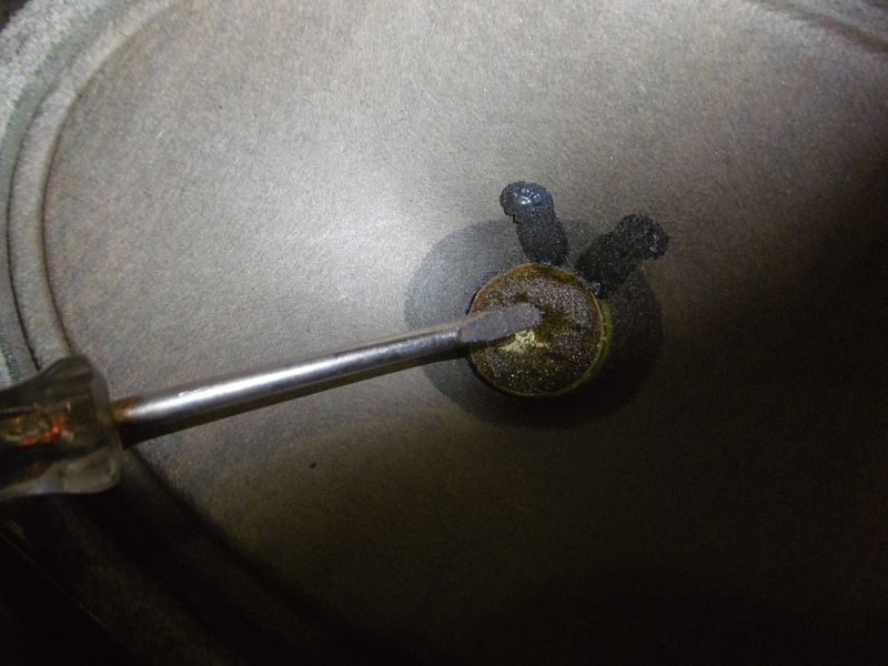 Et il s’acharne sur mon cache poussière qui part en poussière