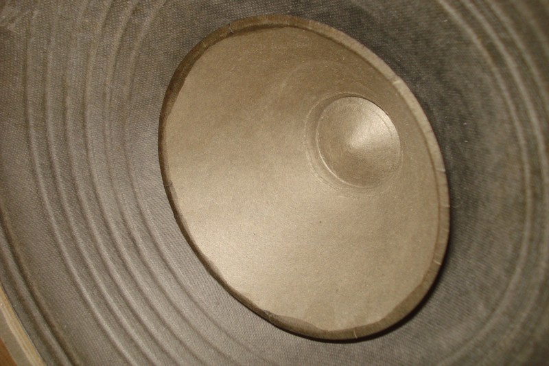 Encollage du rebord plié pour redonner de la rigidité au cône.JPG